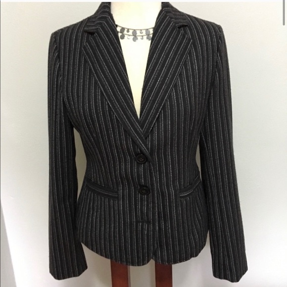 On trend CAbi striped suit jacket with fun details - Picture 4 of 4